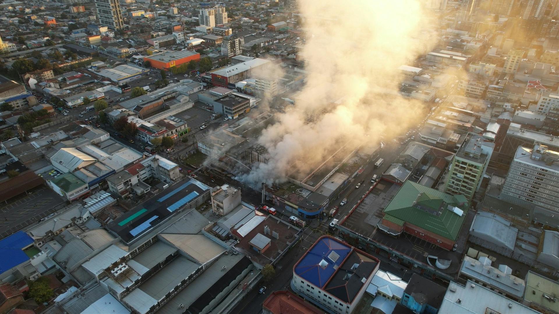 Destruido centro comercial Las Palmas por incendio