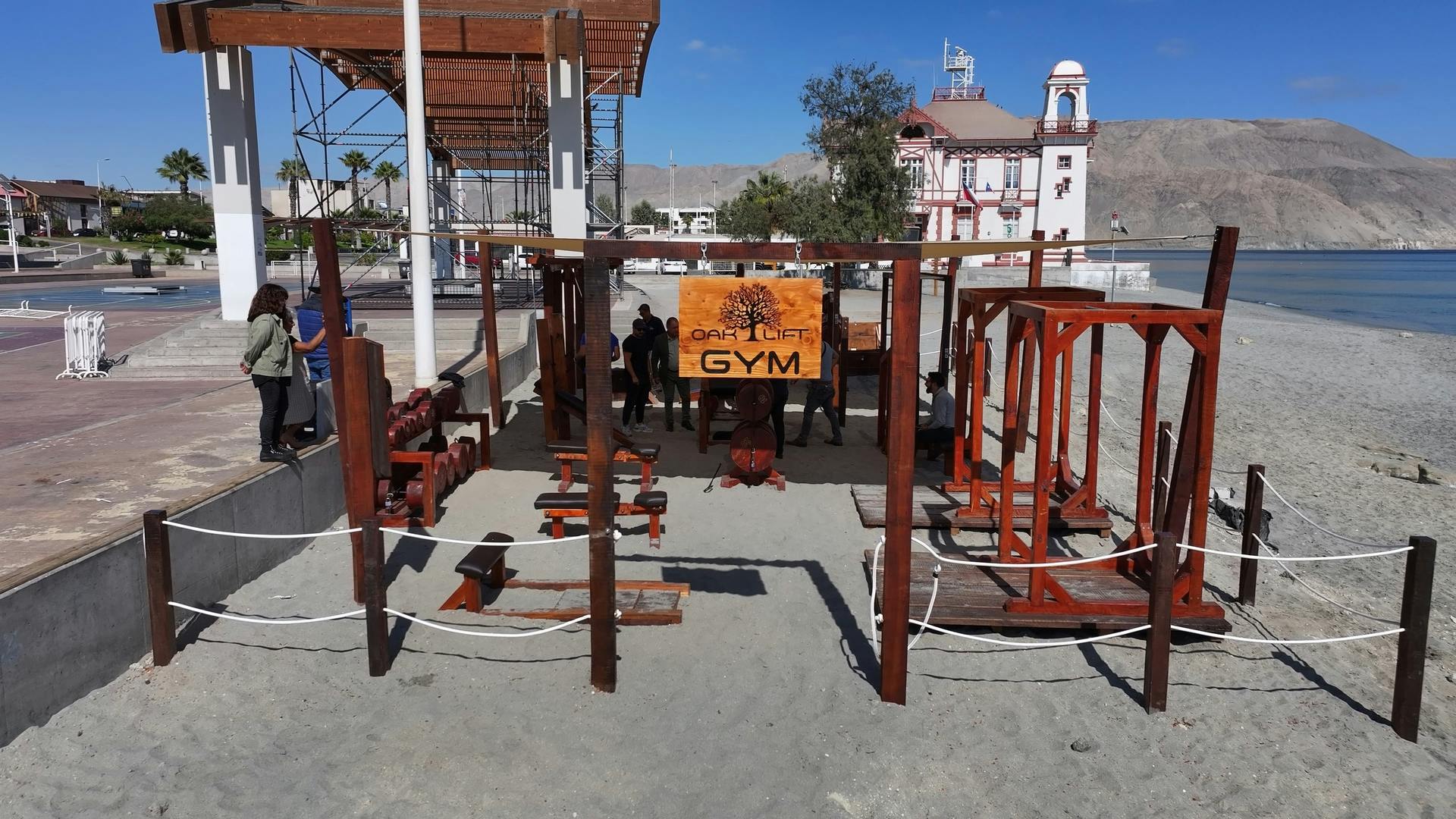 En Mejillones construyen gimnasio con árboles caídos en la Araucanía