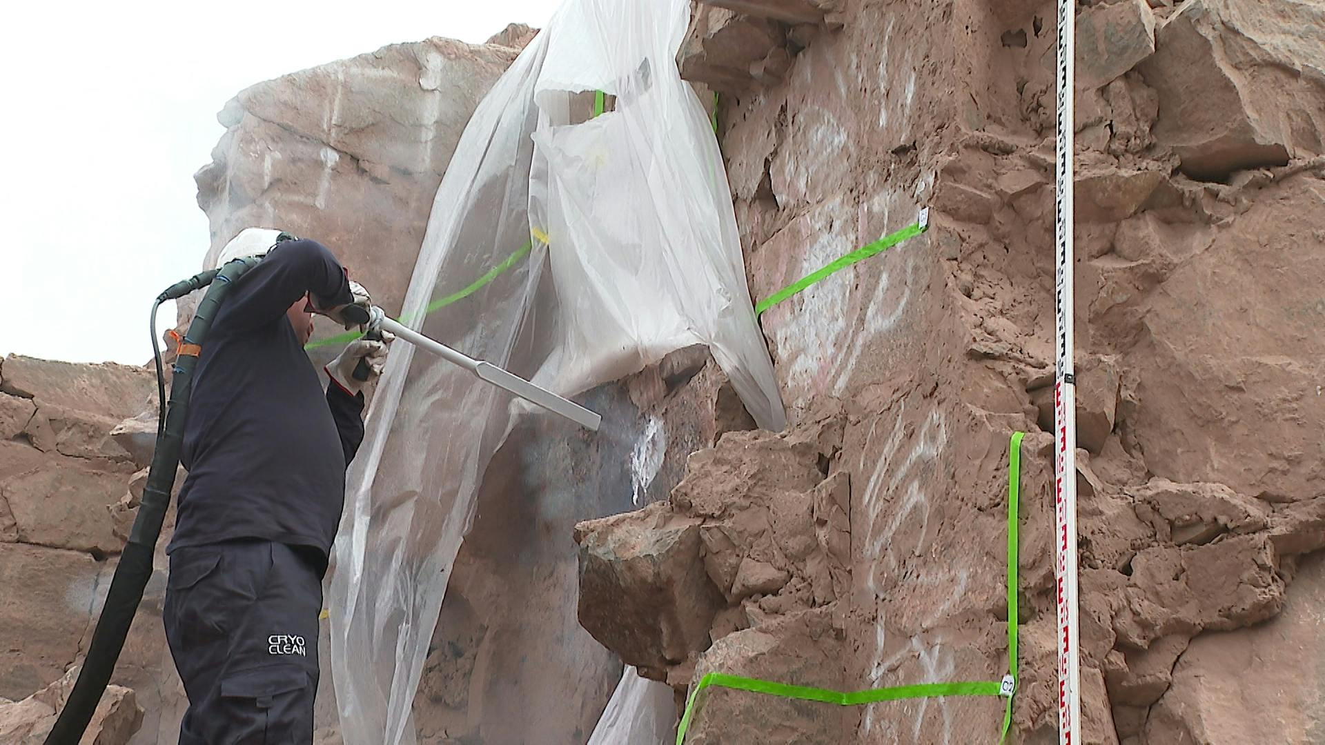 Limpian grafitis en monumento ruinas de Huanchaca
