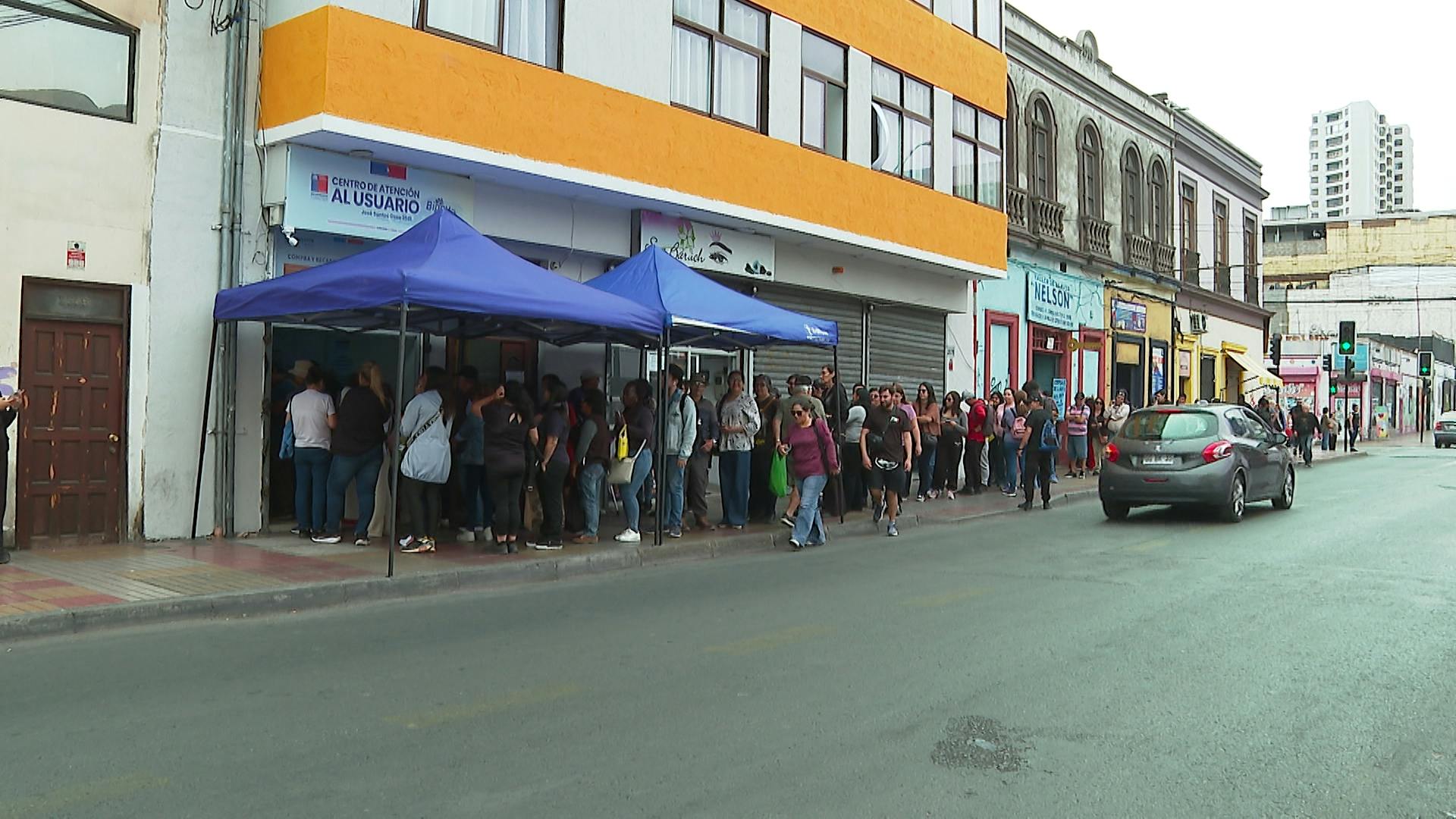 Largas filas para adquirir tarjeta del transporte público