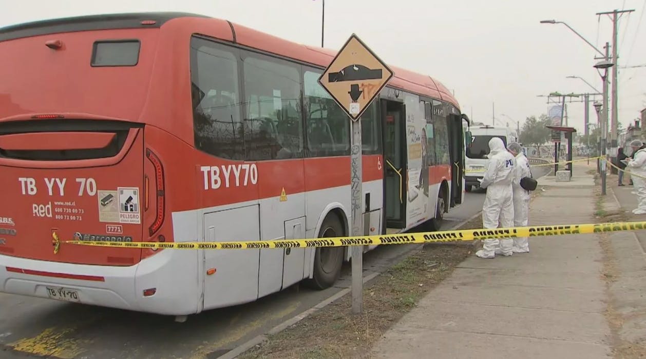 Carabinero abate a delincuente que lo asaltó en micro en La Granja