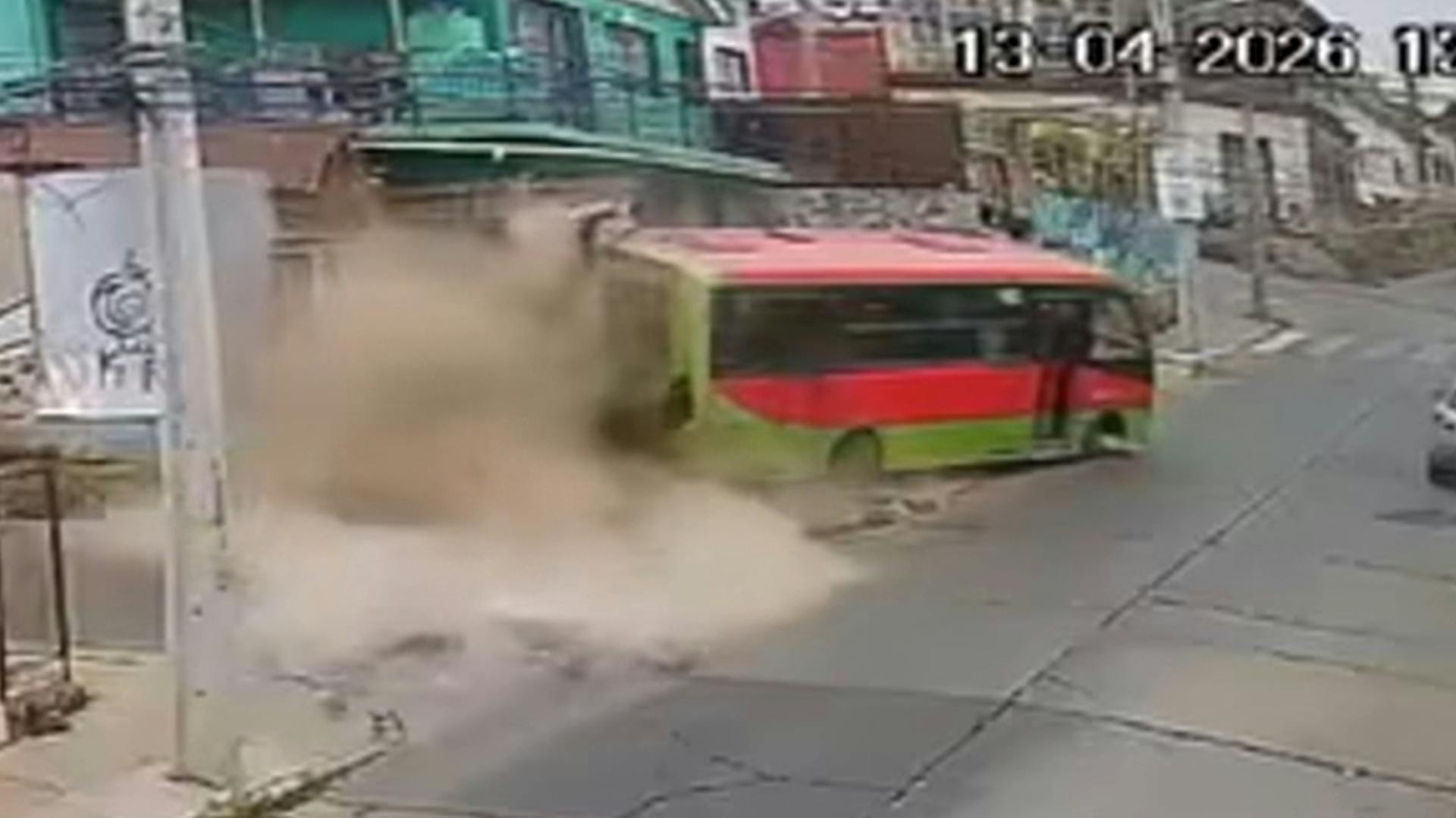 Micro descontrolada impacta dos viviendas en Cerro Larraín