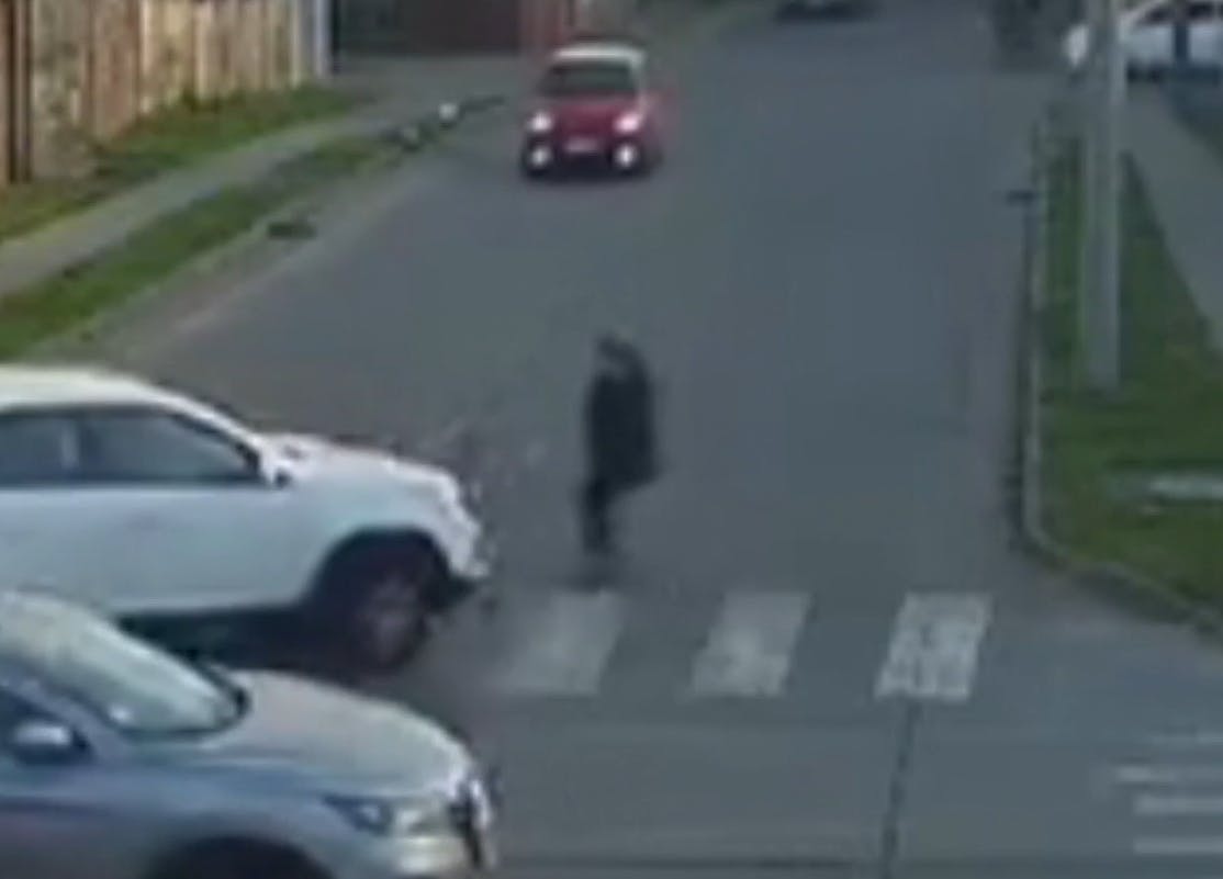 Insólito: La atropellaron en paso peatonal y conductora la insultó 