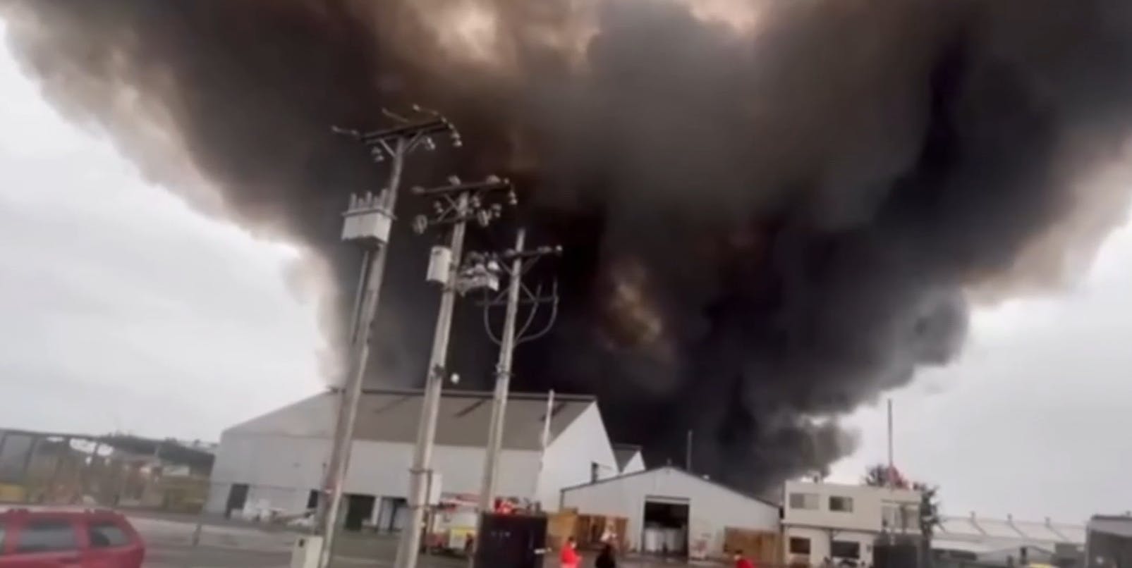 Gigantesco incendio afecta a bodegas de empresa de El Monte 