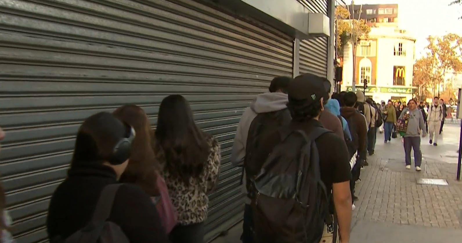 Descontento entre pasajeros: Las razones de la enorme fila esperando micro en Providencia