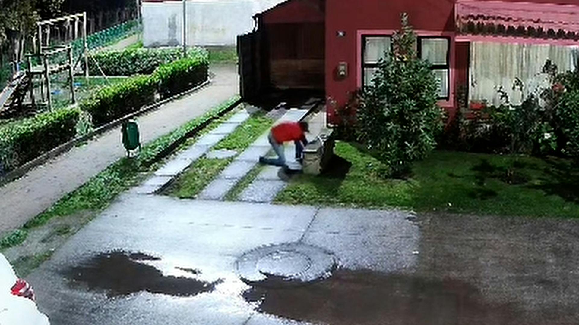 Cámara de seguridad capta robo de medidor de agua