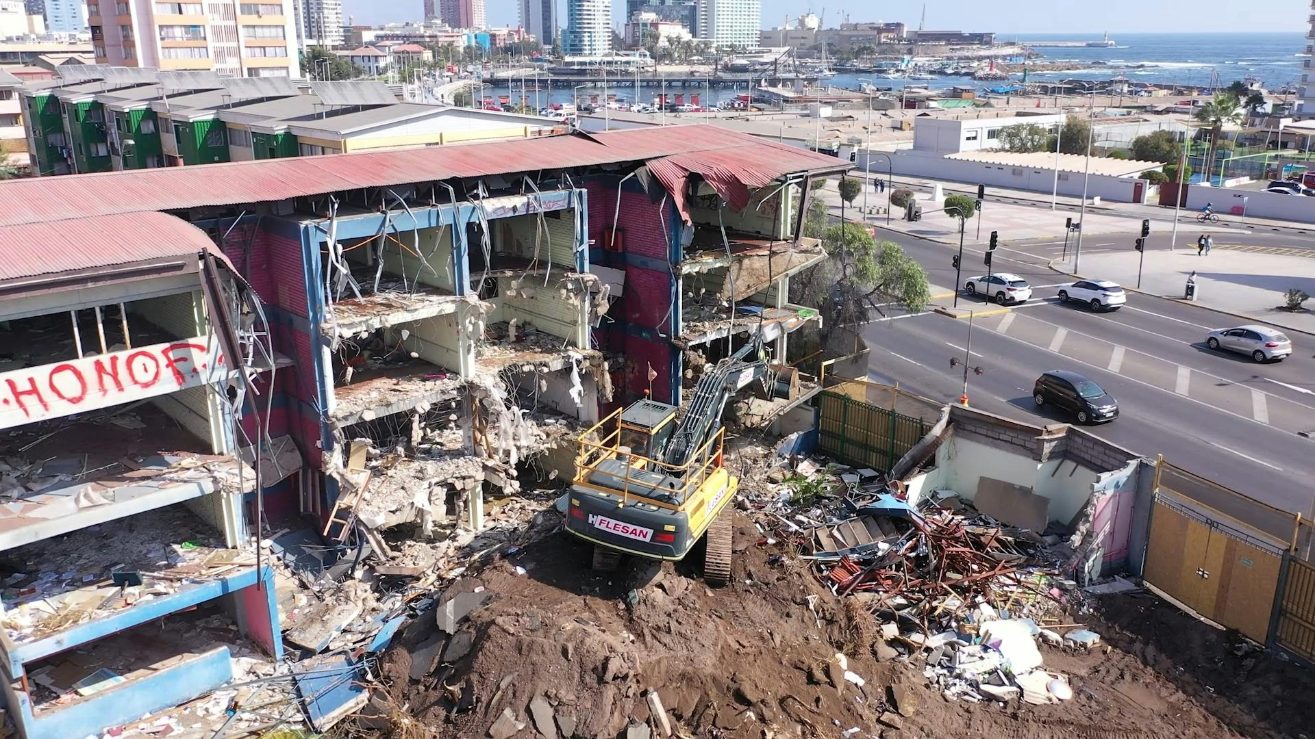 SERVIU dio inicio a la demolición del ex edificio del servicio