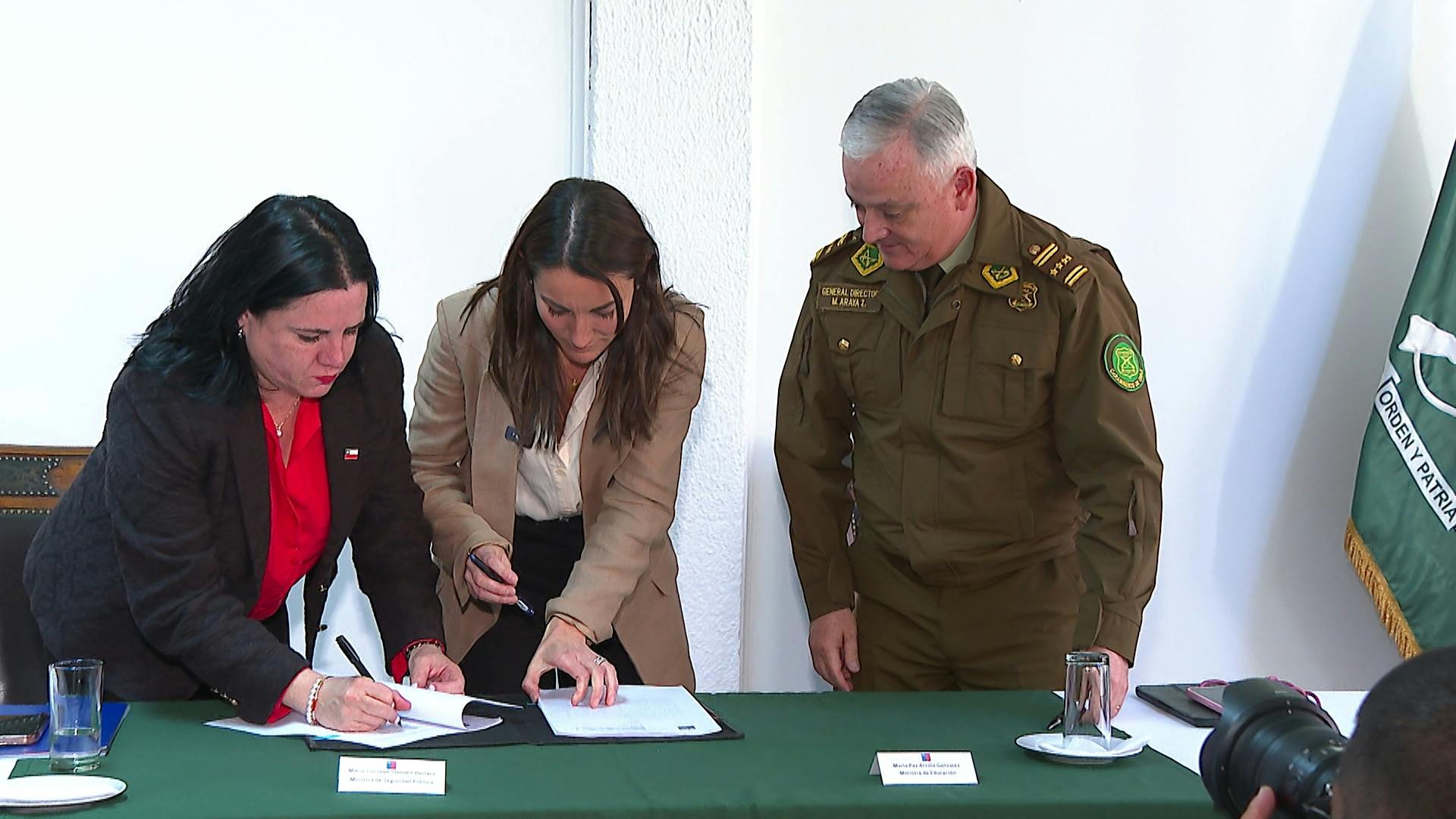 Ministras de seguridad y educación firmar convenio para fortalecer la seguridad en establecimientos educacionales