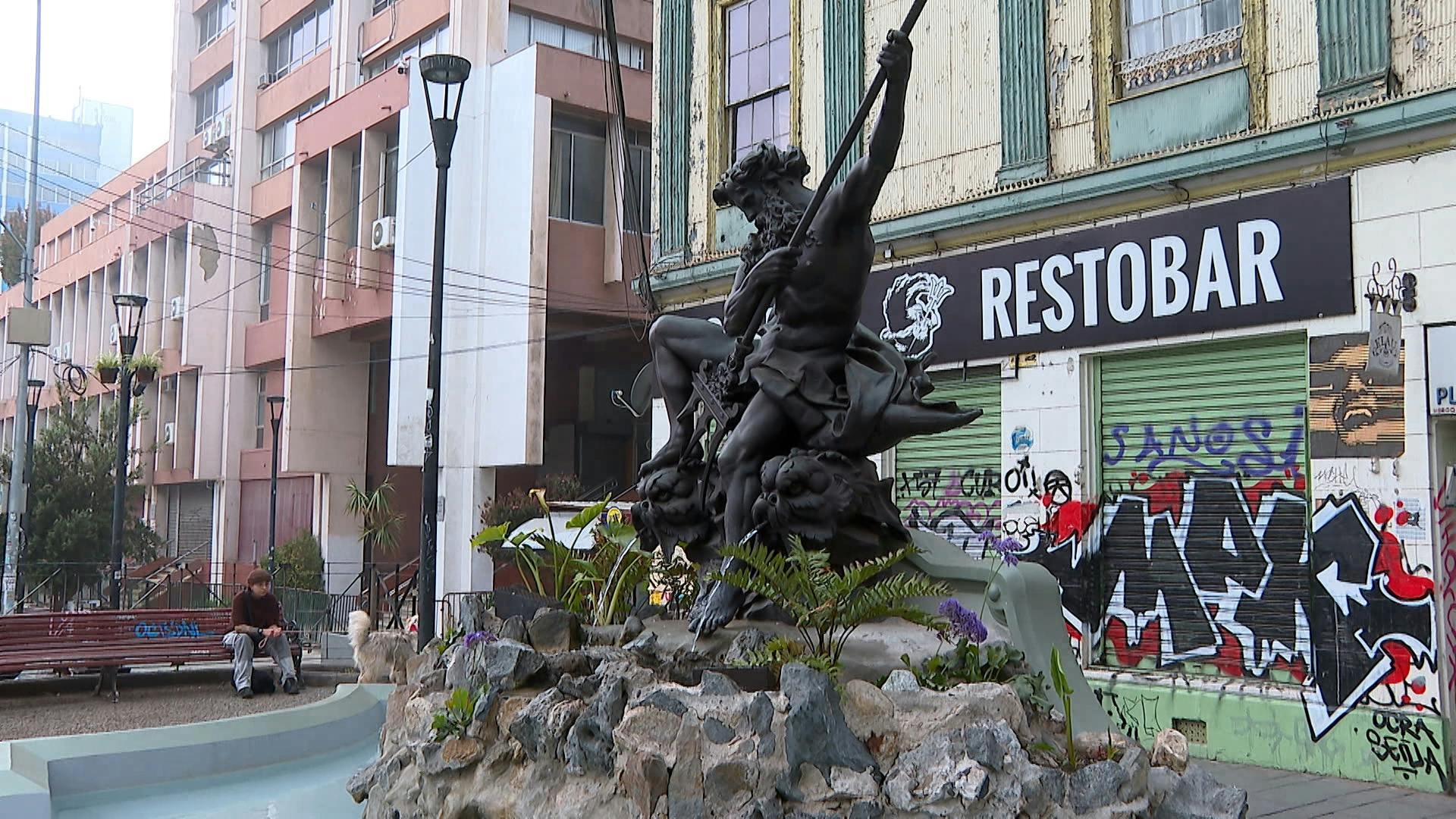 Vuelven a rayar la restaurada fuente de Neptuno