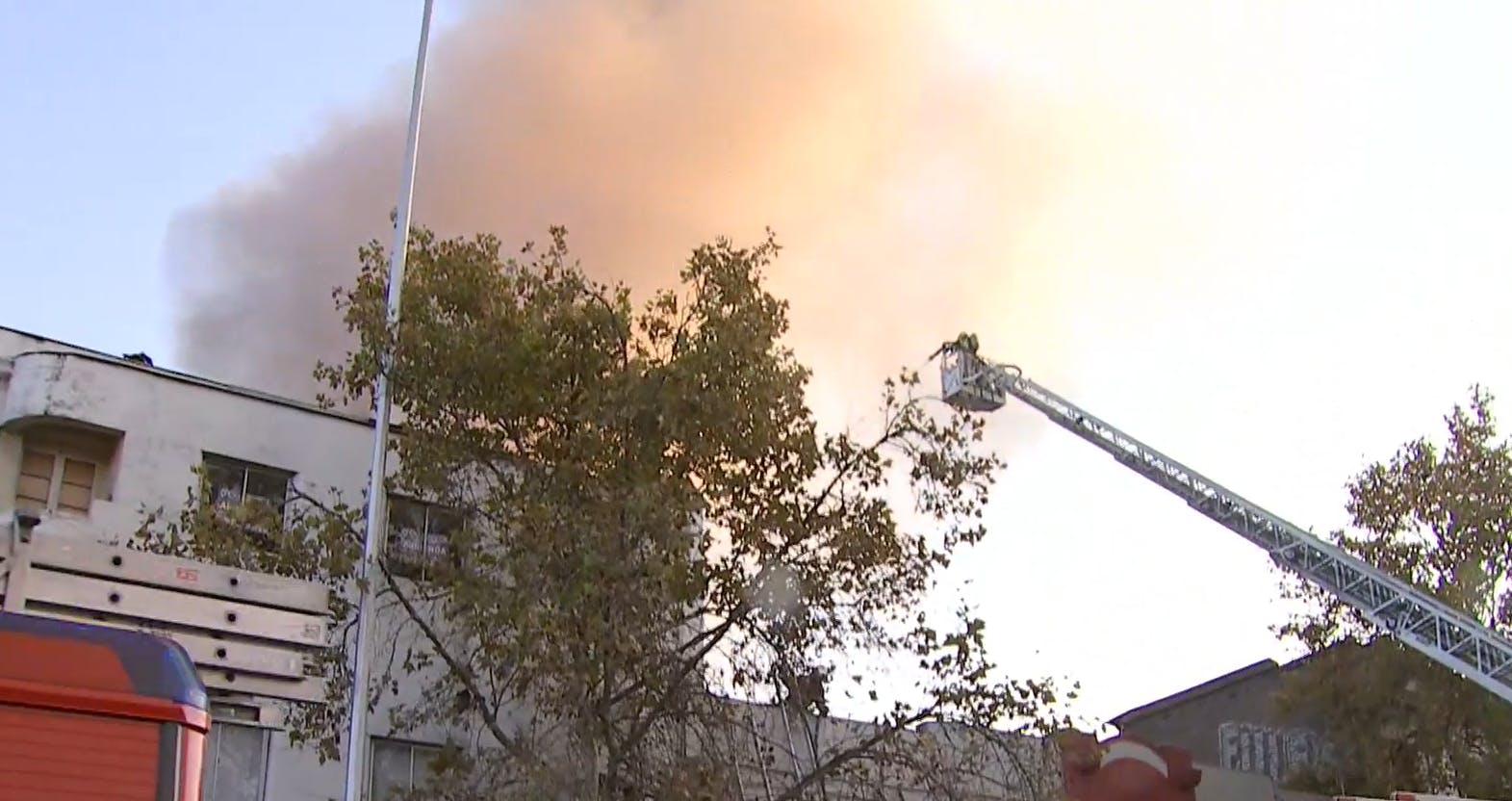 Amplio despliegue y cortes de tránsito: Incendio afecta a local comercial en la Alameda