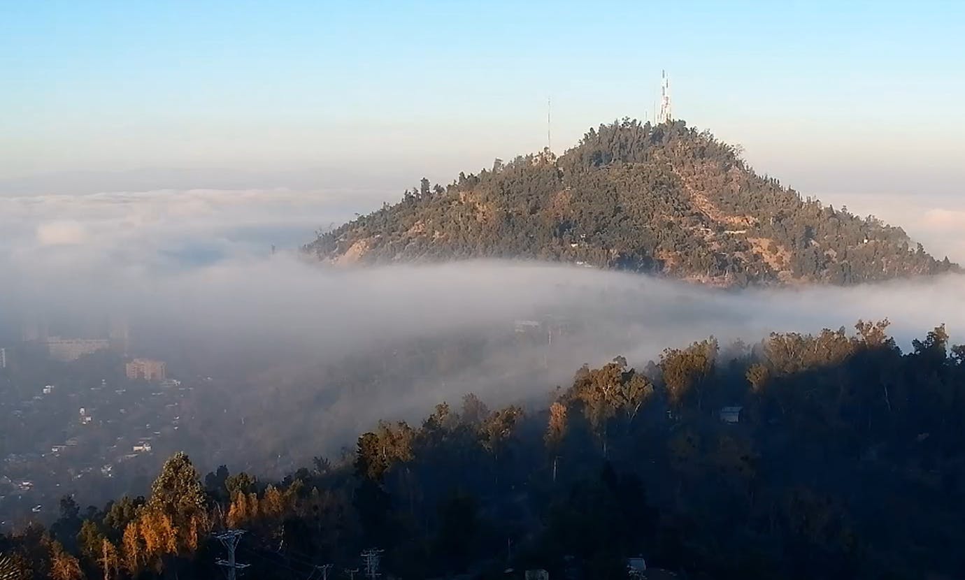 Mucho frío y niebla en Santiago: Revisa el informe del tiempo para este martes