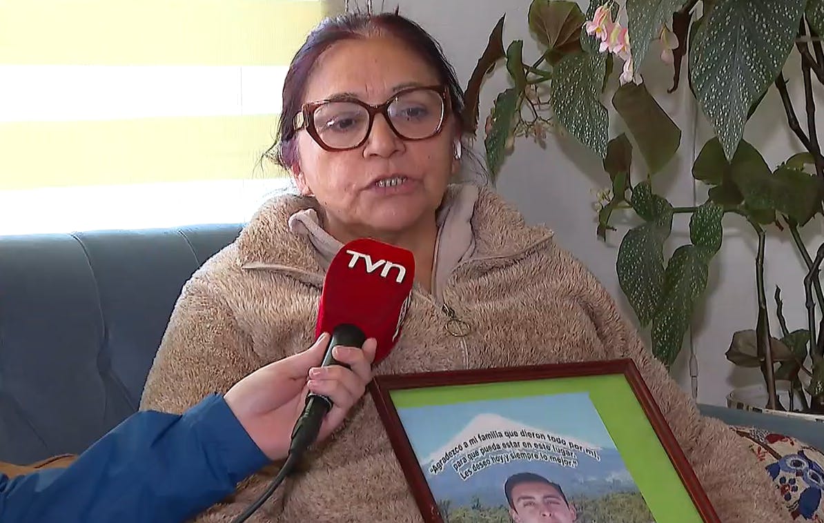Madre de carabinero Javier Figueroa descarta suicidio: "Él sabía cosas (...) y lo hicieron callar"