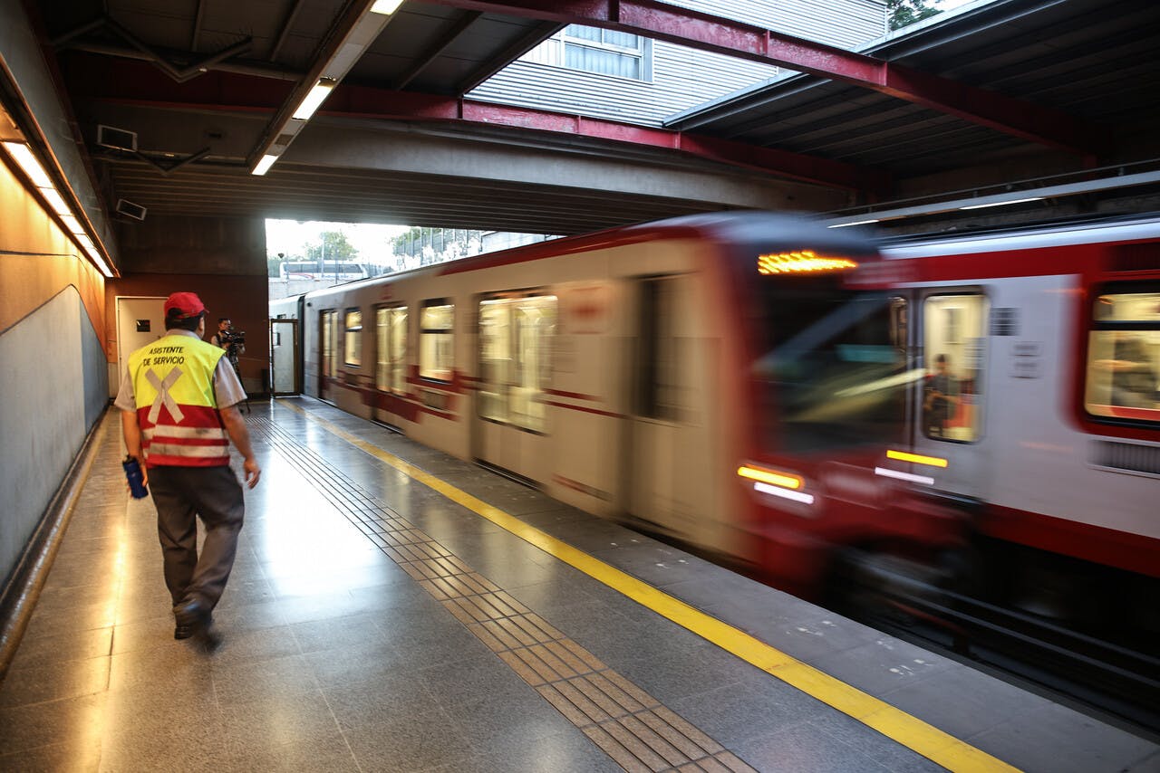 Récord de escaleras mecánicas y ascensores malos en estaciones del Metro de Santiago