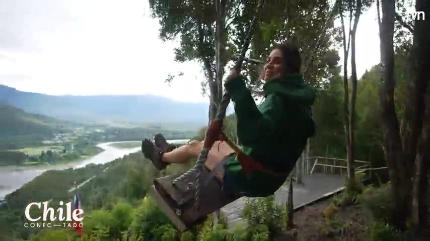 María Luisa se atrevió a subirse al columpio que toca el cielo en Río Puelo