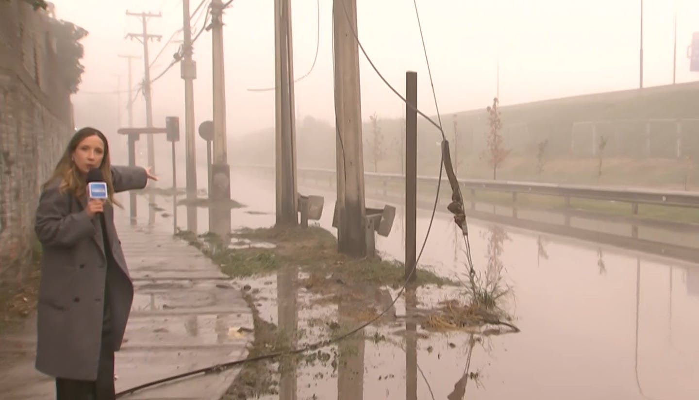 ¡Como una postal de invierno! Avenida en Lo Espejo está completamente inundada 