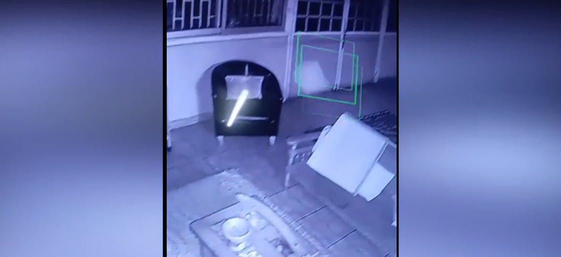 "Yo pienso que es mi mamita": El testimonio de mujer que grabó a "orbe" paranormal en su casa