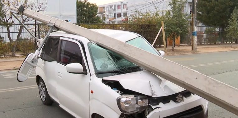 ¡Salvó de milagro! Conductora pierde el control y choca contra poste de luz en Macul 
