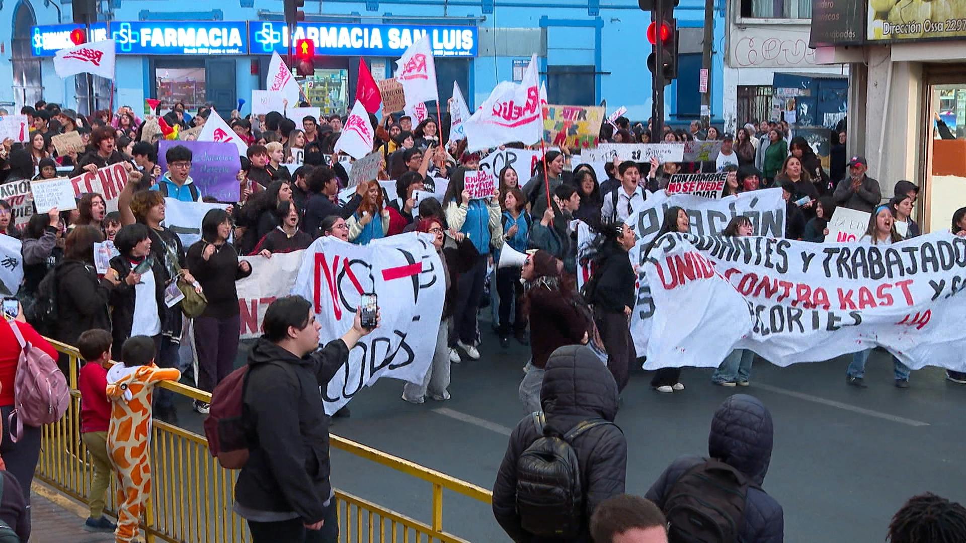 Realizan marcha en protesta por las medidas adoptadas por el gobierno