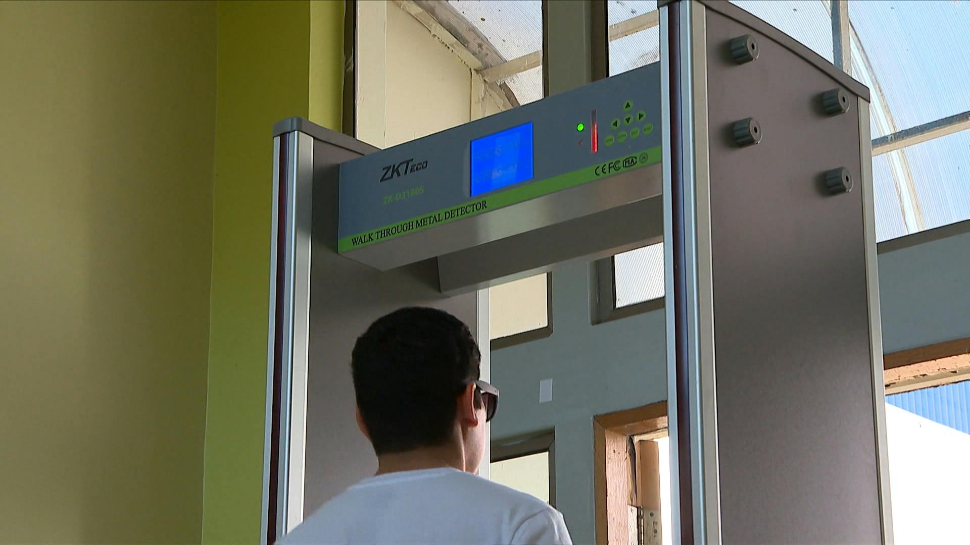 Autorizan uso de detectores de metales en colegios pero en casos justificados