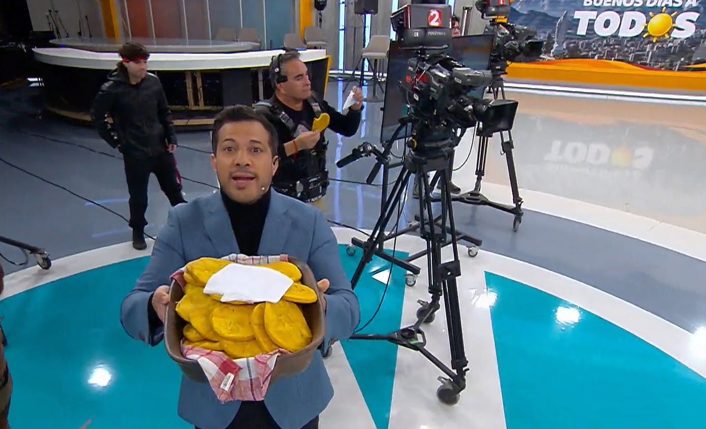 ¡Llovió y cumplió!: Simón Oliveros trajo sopaipillas para todo el "Buenos Días a Todos"