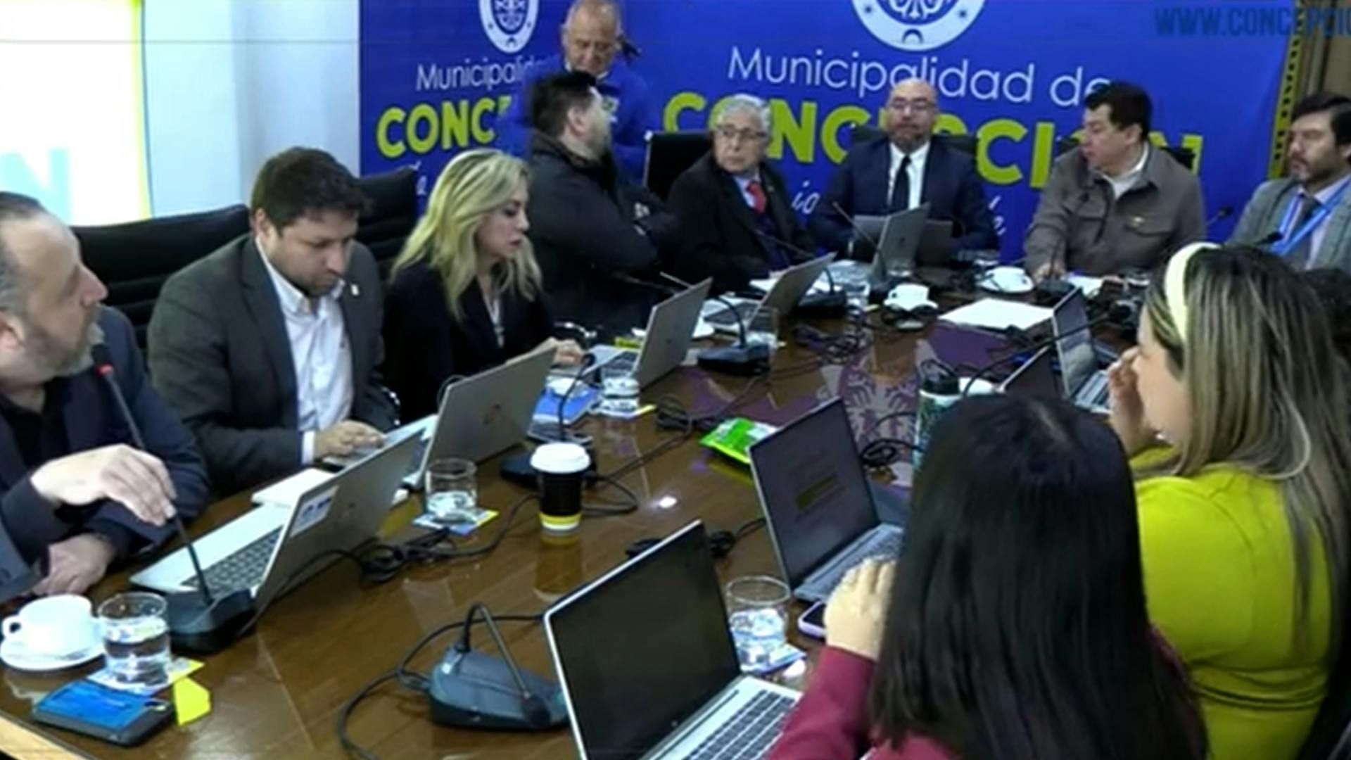 Piden a concejal ciego leer actas de comisión. Afectado se retira