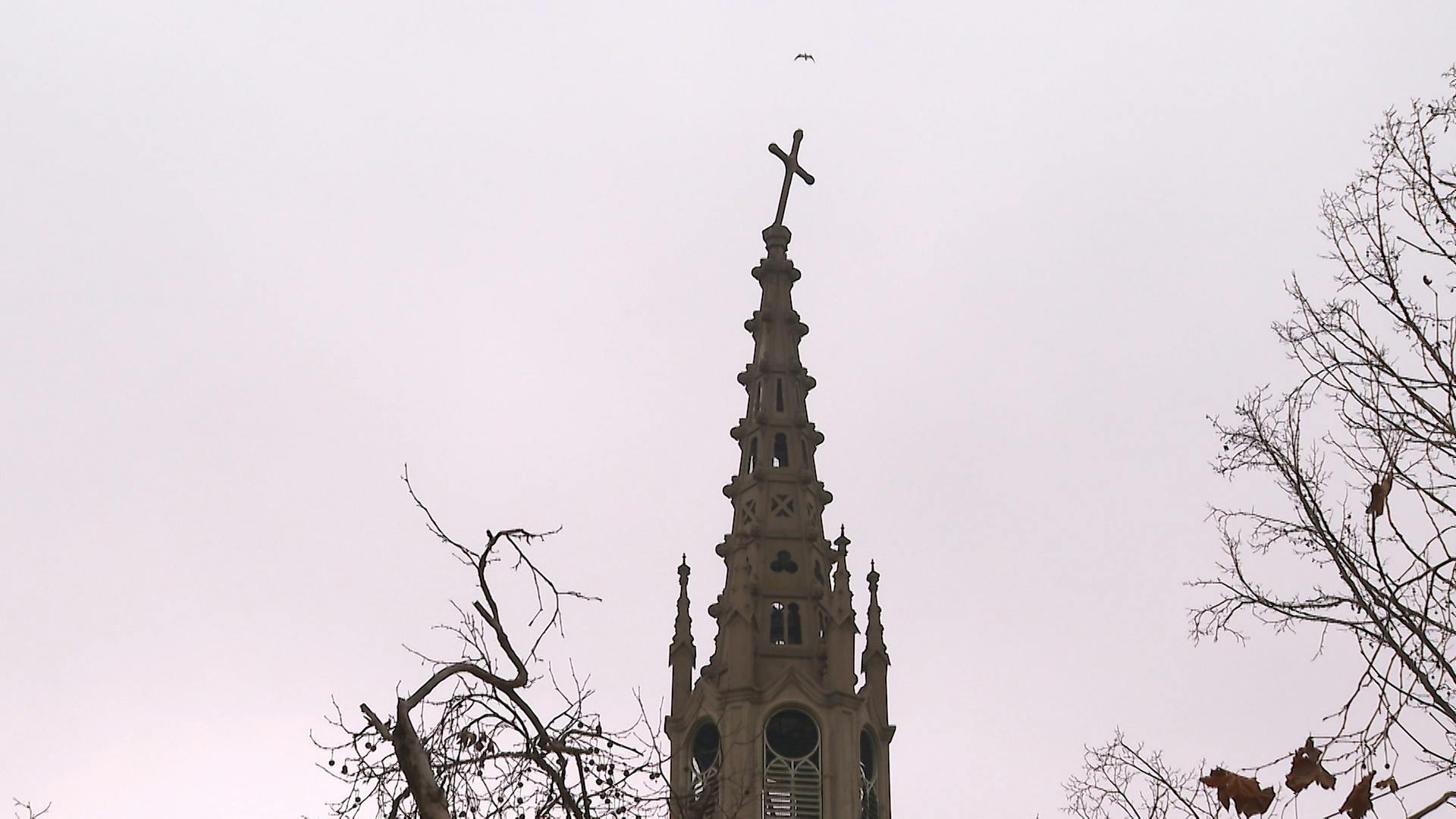 Más de dos semanas lleva la cruz de una icónica iglesia viñamarina con riesgo de precipitarse a la avenida desde 40 metros de altura. La estructura se soltó luego del sismo 6,0 que remeció la región y ni siquiera bomberos con su escalera telescópica logró llegar hasta su ubicación. El párroco aseguró que incluso evalúan sacarla con un helicóptero. 