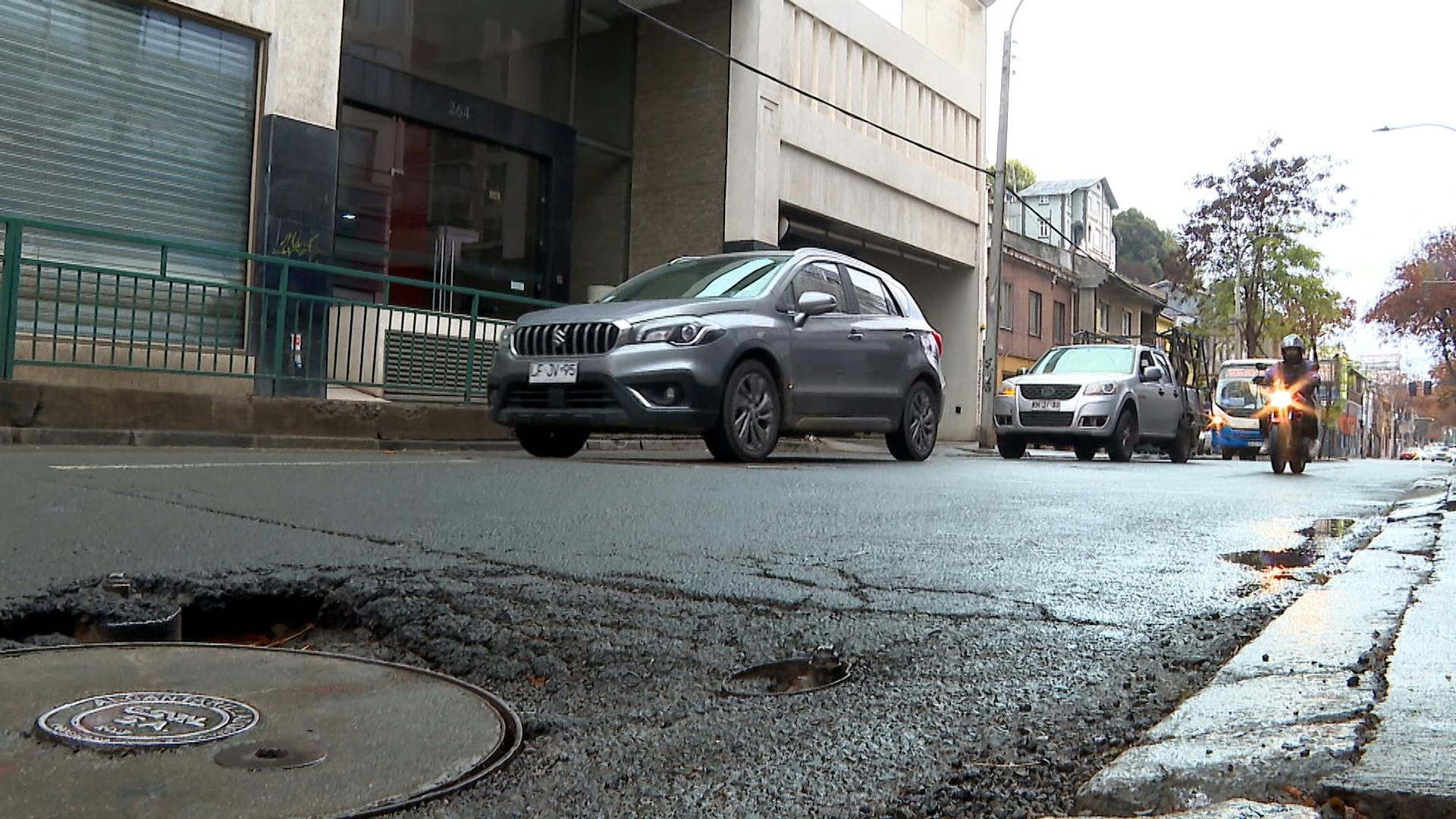 Sin advertencia y en cosa de segundos así relató una mujer el momento en que cayó a un enorme forado cuando se desplazaba en su vehículo por calle Von Schroeder, Viña del mar. El impacto dañó a uno de los neumáticos desatando la molestia de la conductora, en esta ocasión resultó ilesa sin embargo alerta del peligro ante estos baches. 