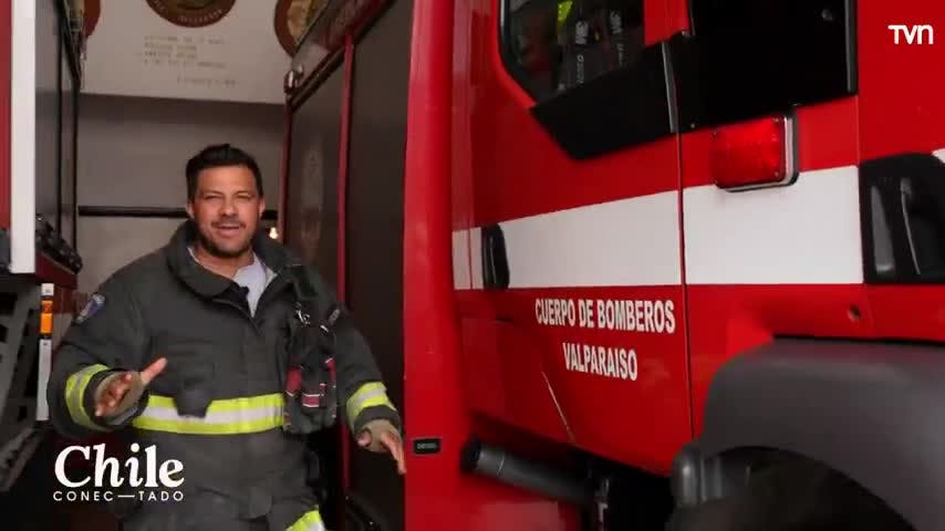 Simón Oliveros visitó la histórica Primera Compañía de Bomberos de Valparaíso