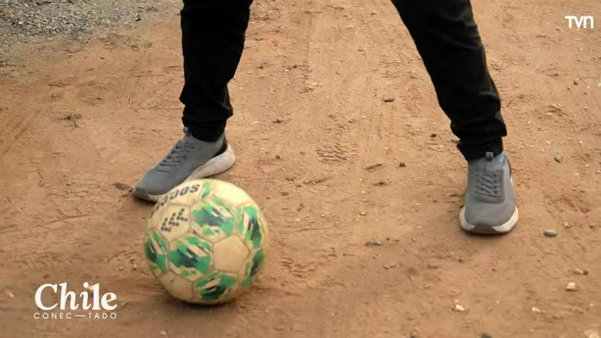 ¡Con todo a la cancha! Simón demostró sus habilidades como futbolista en una pichanga en Pañul