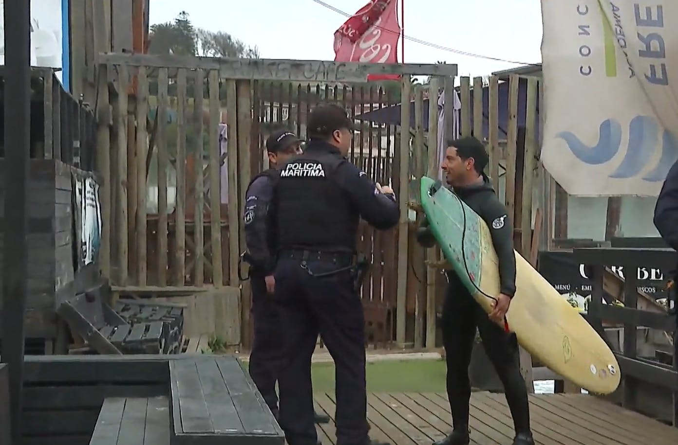 "El mar está piola": La reacción de los surfistas al ser llamados por la Armada a salir del agua 