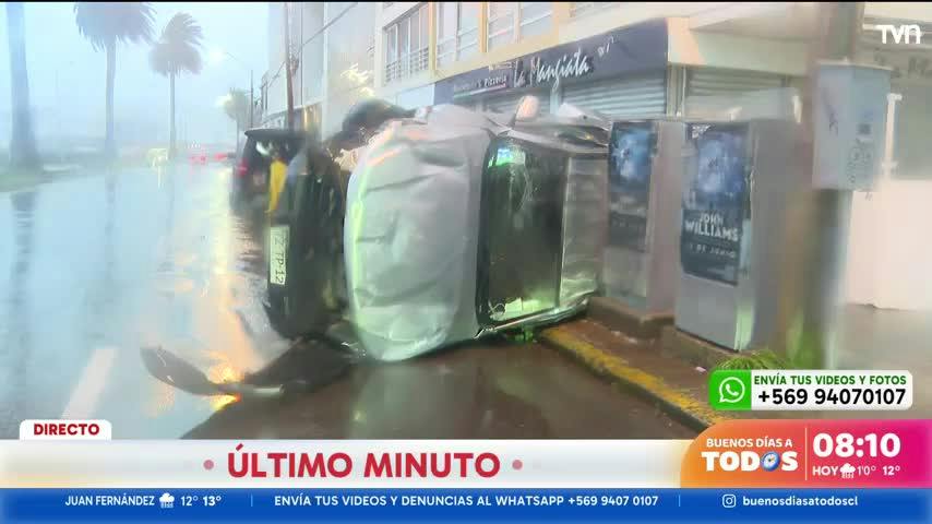 Auto volcó tras perder el control durante sistema frontal en Valparaíso