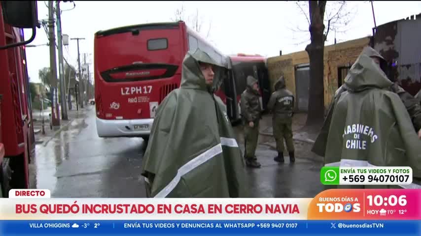 Bus RED termina incrustado en vivienda en Cerro Navia tras perder el control a raíz de las lluvias