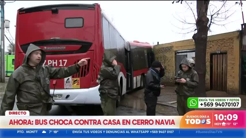 Micro queda incrustada en una casa en Cerro Navia: hay dos personas heridas