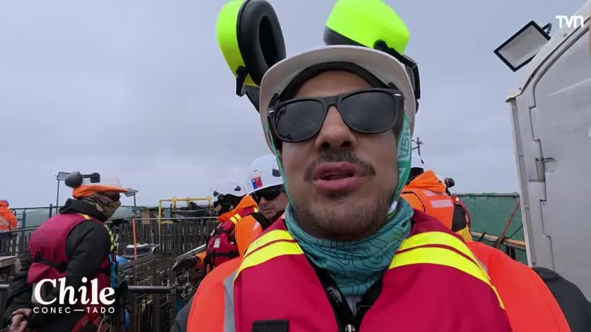 Simón subió hasta la torre central del Puente Chacao en  Chiloé