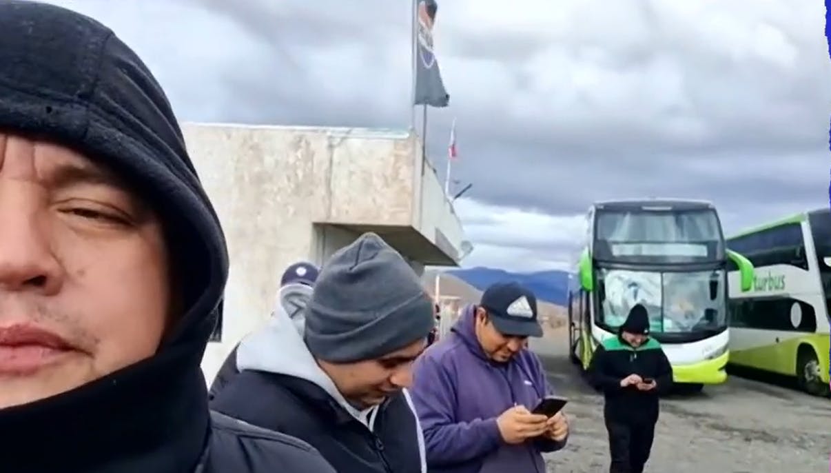 Máxima preocupación en la Ruta 5 Norte: Buses y pasajeros llevan dos días atrapados por la lluvia 