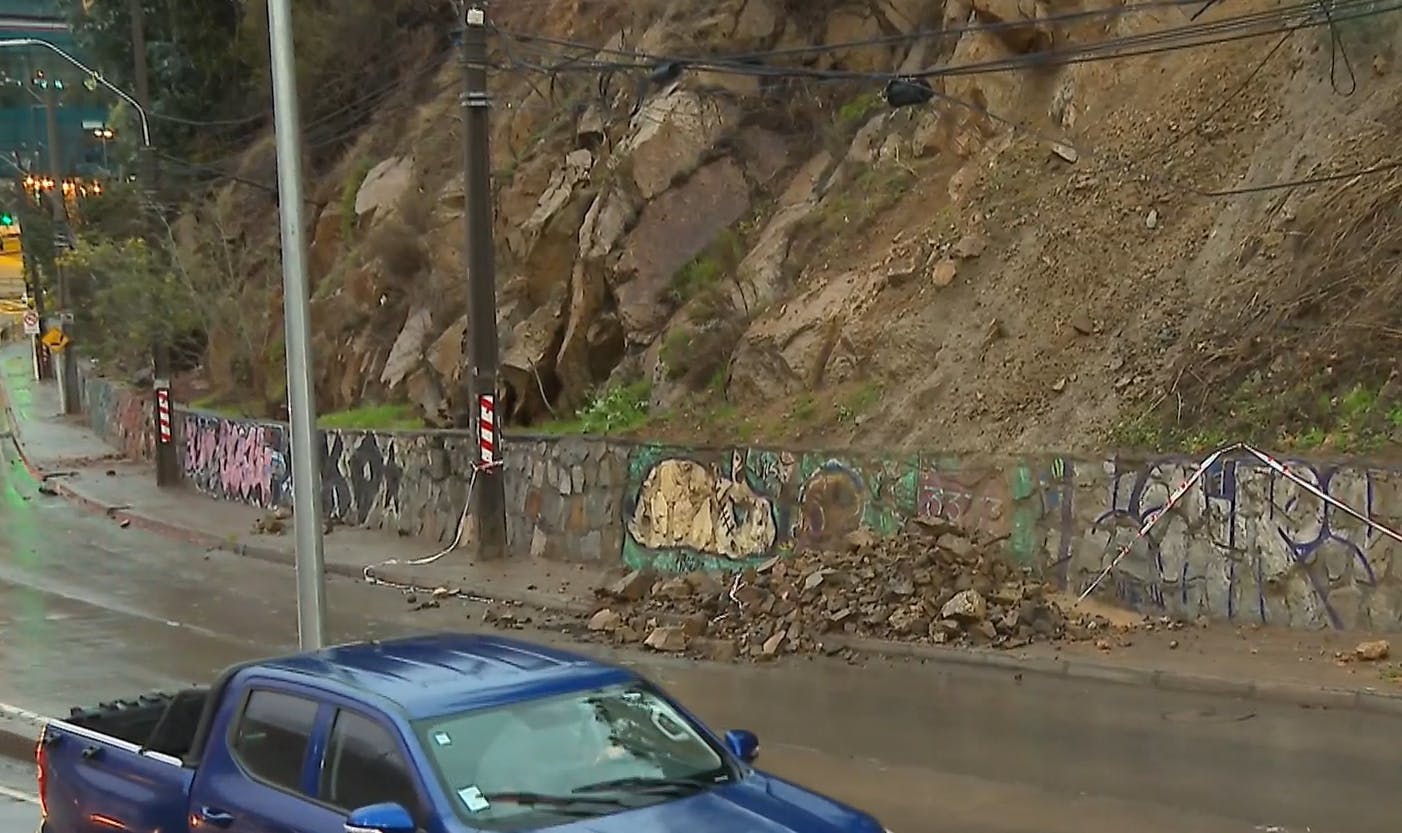 Peligrosa situación: Lluvias provocan desprendimiento de rocas en Viña del Mar 