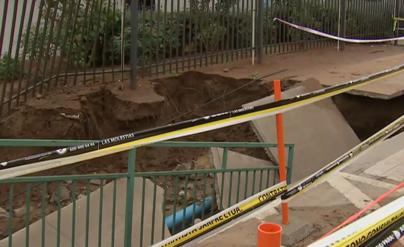 Increíble socavón deja sin agua a vecinos en La Serena