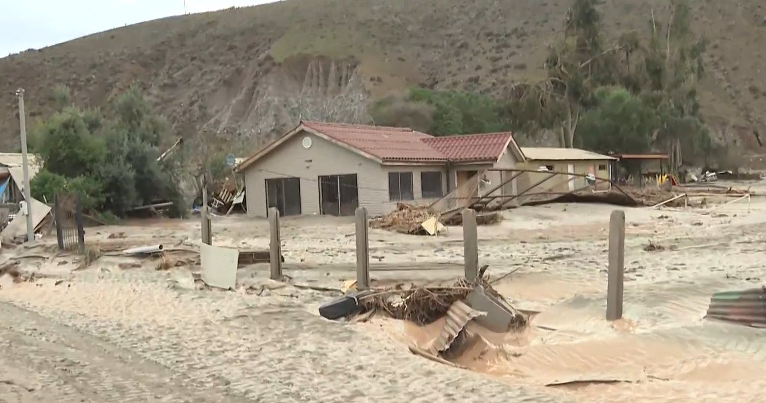 Barro, piedras y destrucción: Así quedó el sector de El Islón tras aluvión por sistema frontal 