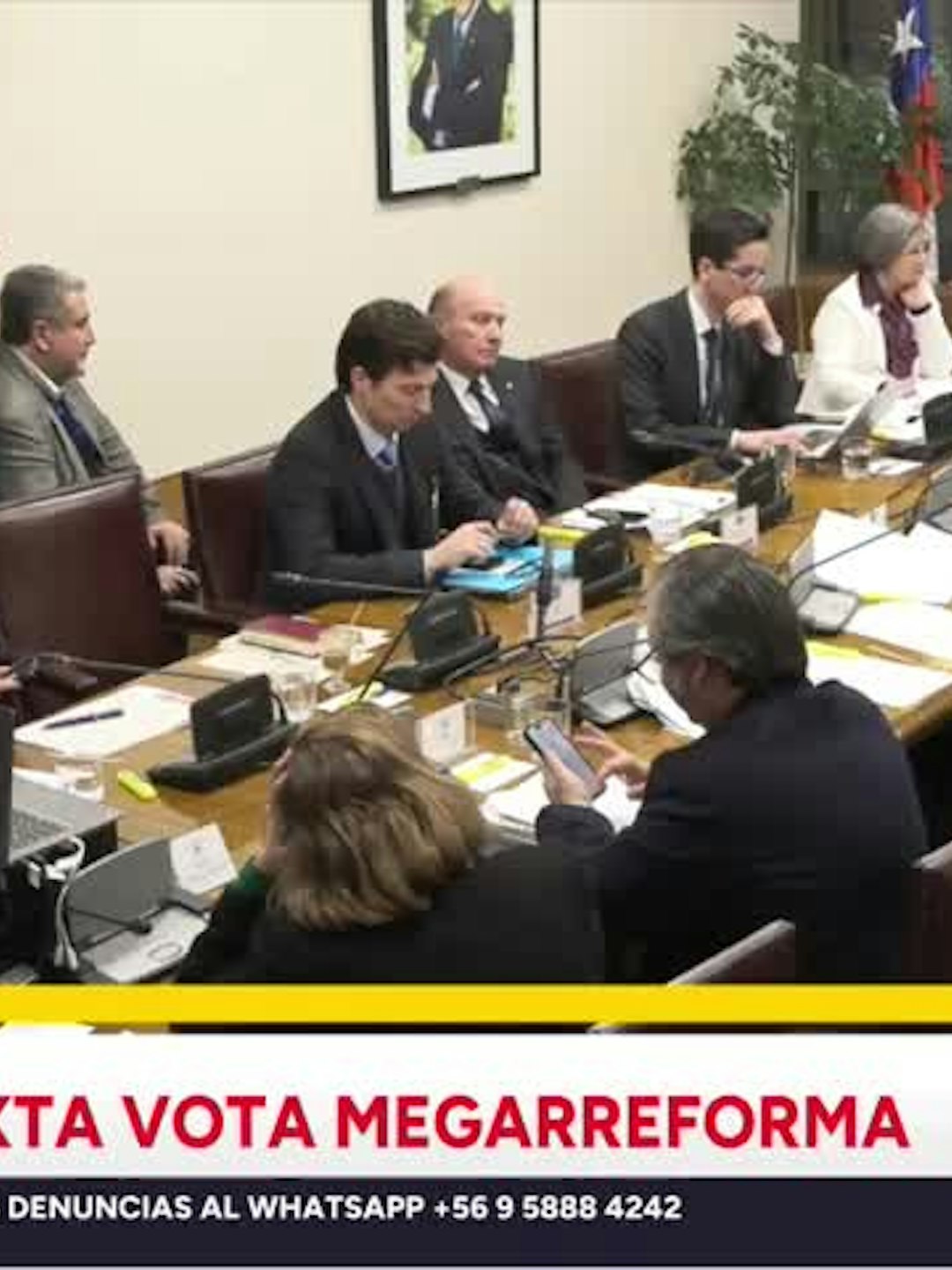 Danisa Astudillo interrumpe a Rodolfo Carter y se enfrenta a Javier Macaya