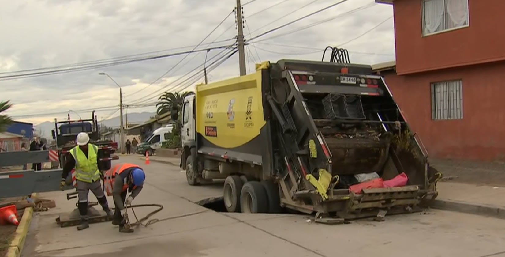Así fue su caída: Realizan riesgoso operativo para sacar a camión desde socavón en Coquimbo 