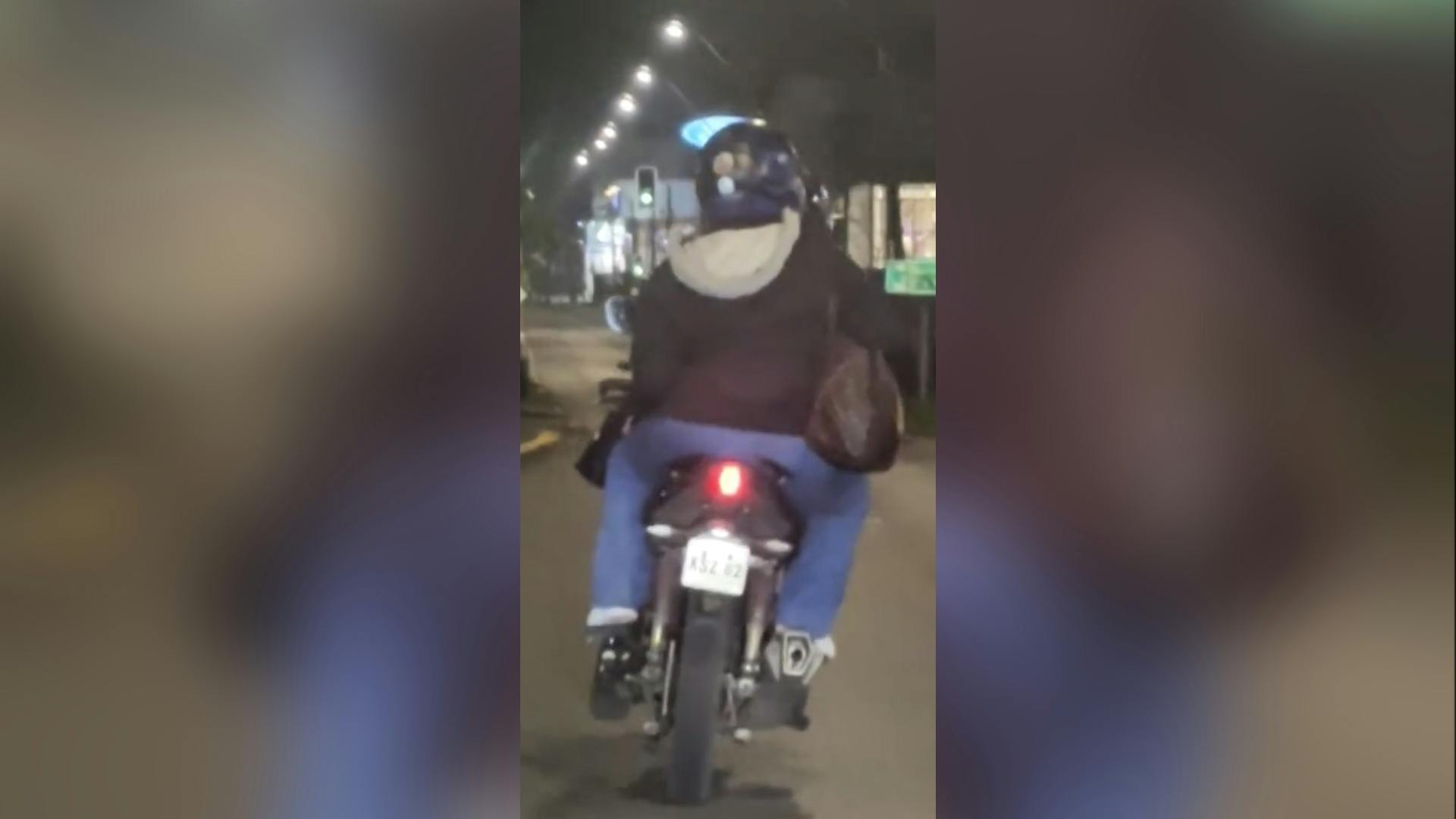 Video: motociclista sufre caída por golpes de su acompañante