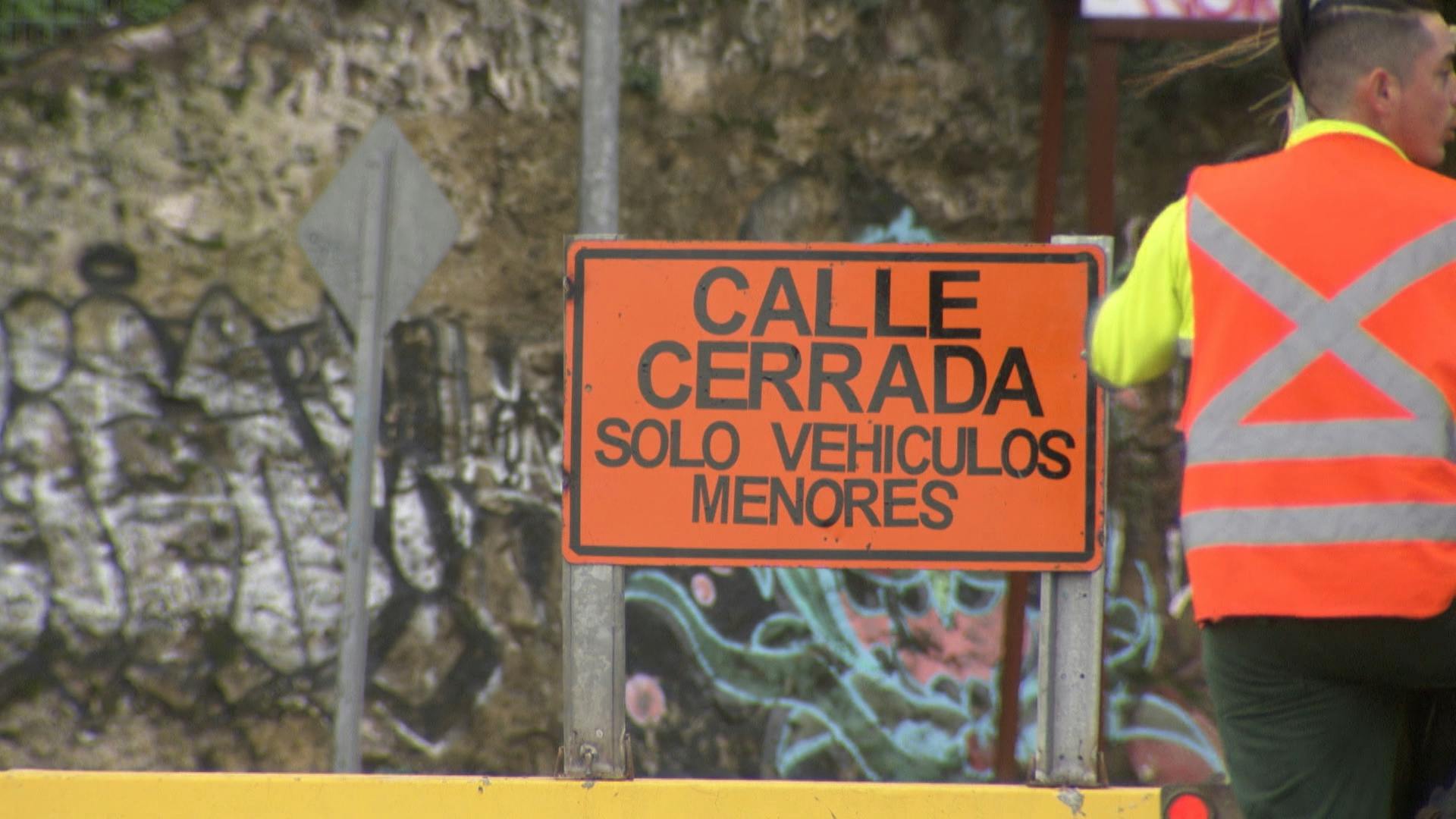 Socavón mantiene cerrada avenida Altamirano