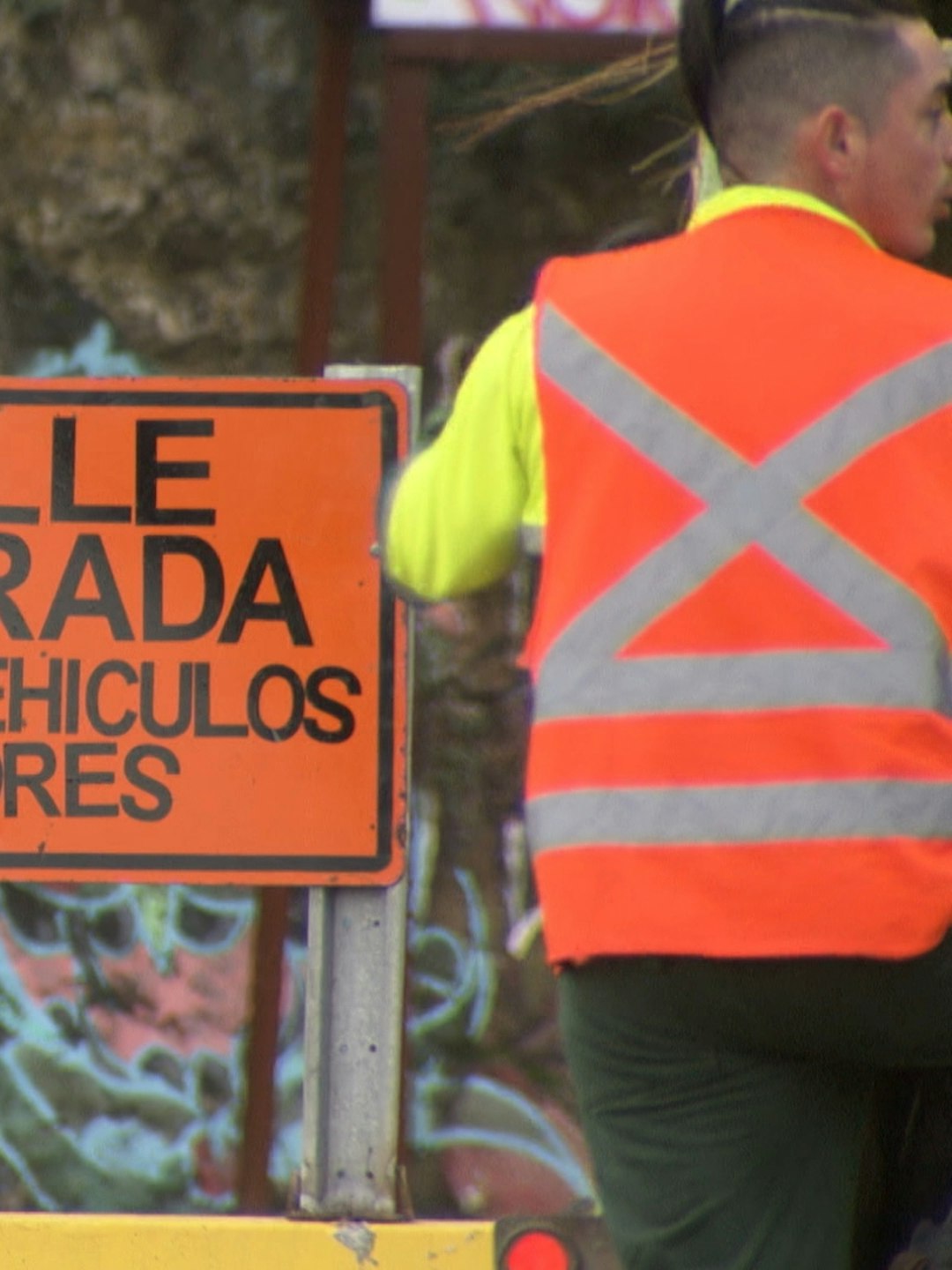 Socavón mantiene cerrada avenida Altamirano