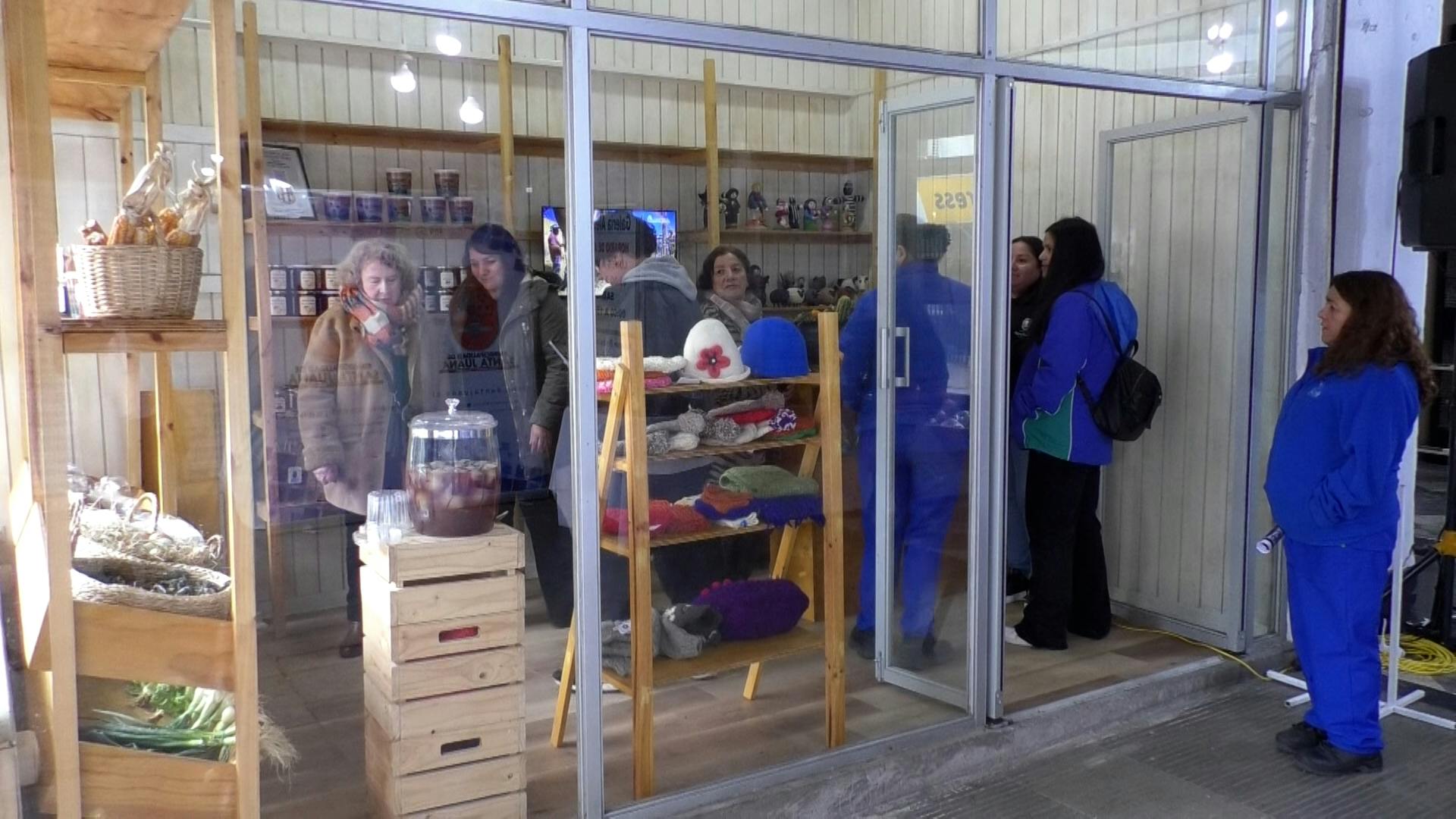 Abren tienda en Concepción para productores de Santa Juana