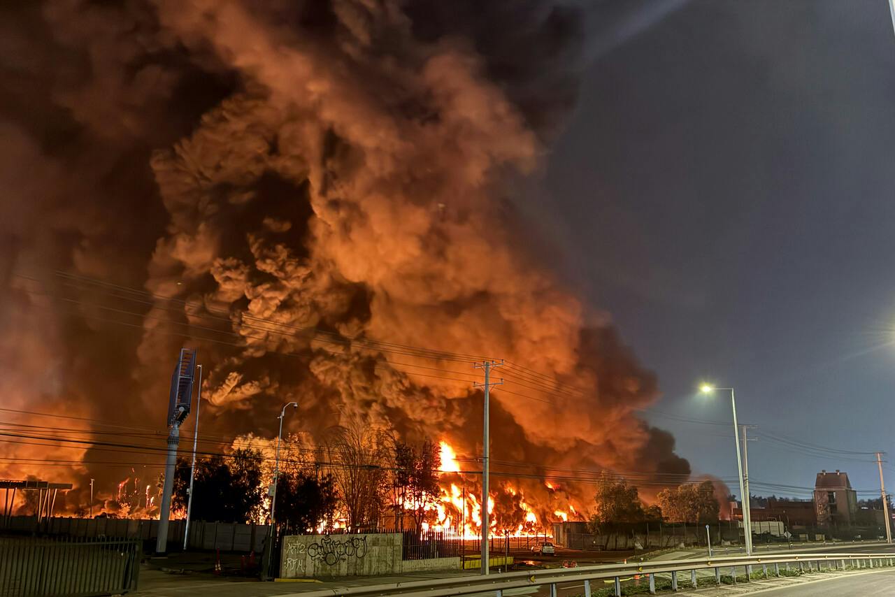 "Para no exponer sus vidas": Alcaldesa de Quilicura anuncia crítica medida de bomberos por incendio en fábrica 