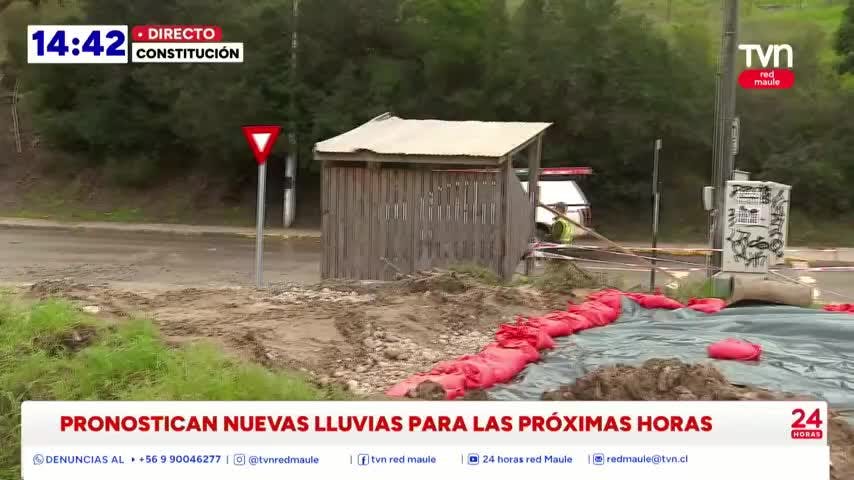 Retiran vehículo que cayó a socavón en Constitución 