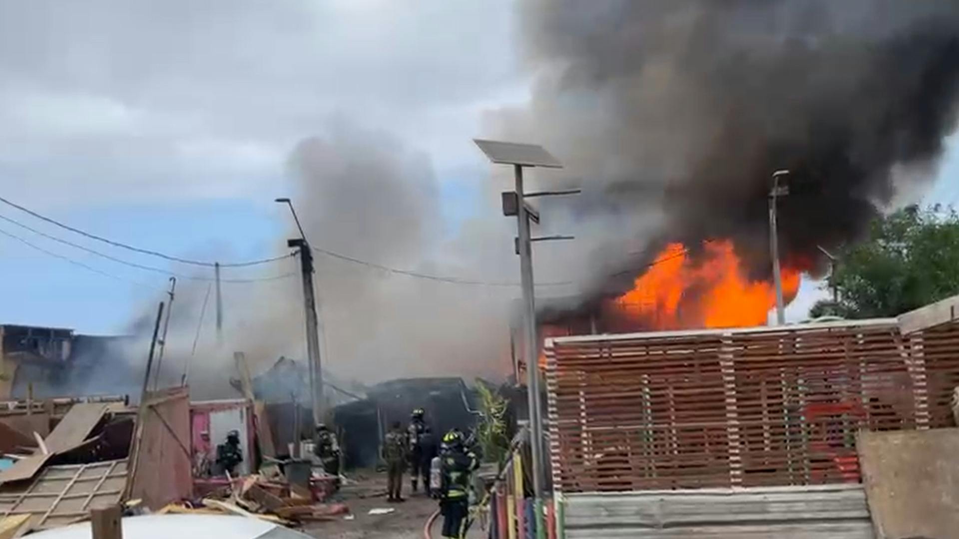 Incendio en La Chimba: 55 damnificados y 10 viviendas afectadas