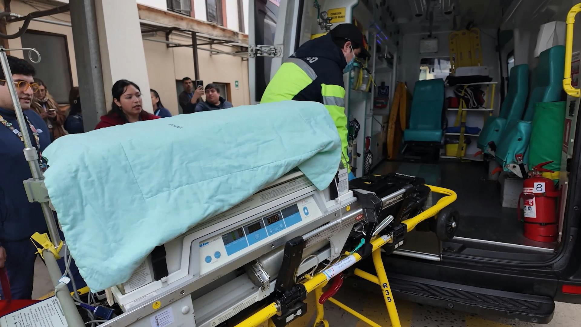 Por primera vez, los equipos y funcionarios de la salud enfrentaron en terreno lo que será uno de los mayores desafíos operativos para el hospital provincial Marga Marga, trasladar más de 80 pacientes internados desde el hospital de Quilpué a sus nuevas dependencias un desplazamiento definitivo que se vivió como un ensayo y dejó un positivo balance. 