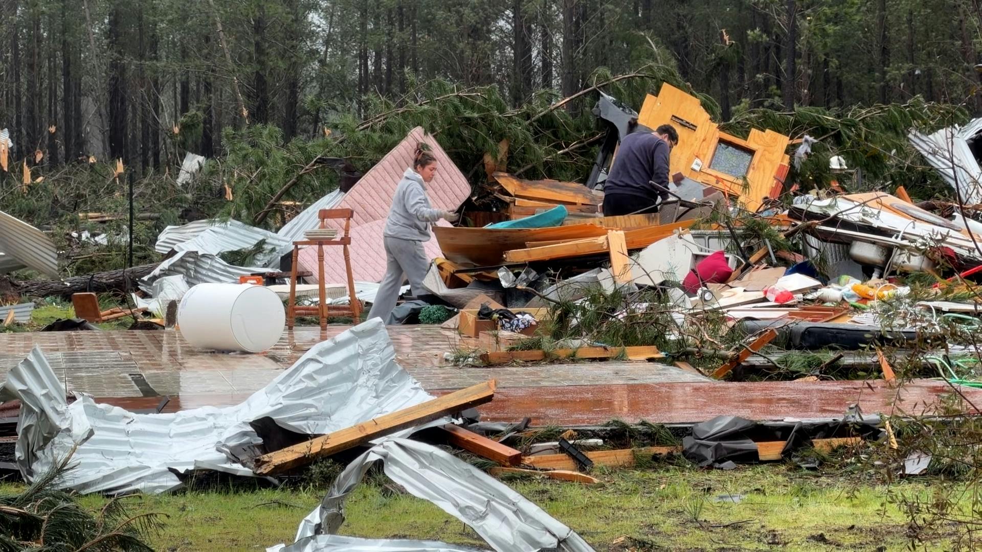 Damnificados retiran escombros del tornado en Yungay