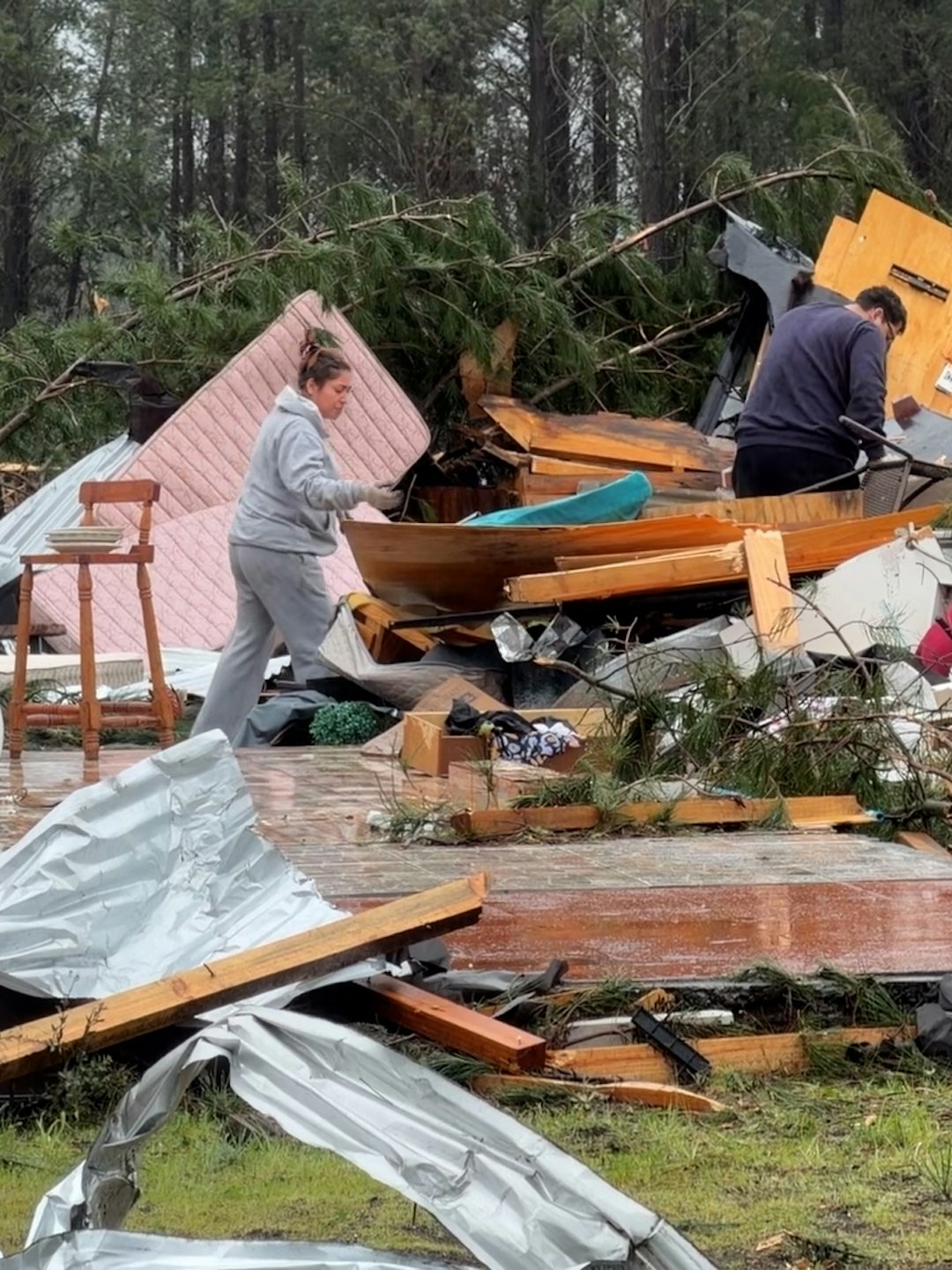 Damnificados retiran escombros del tornado en Yungay